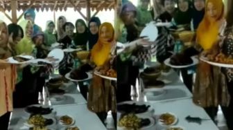 Foto-Foto saat Makan Bareng,, Ibu-ibu Ini Langsung Heboh Kejatuhan Tikus