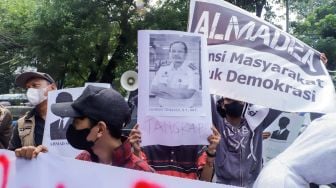 Massa Aliansi Masyarakat untuk Demokrasi (Almadea) menggelar aksi unjuk rasa di depan gedung Kementerian Perhubungan, Jakarta Pusat, Selasa (11/10/2022). [Suara.com/Alfian Winanto]
