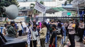 Massa Aliansi Masyarakat untuk Demokrasi (Almadea) menggelar aksi unjuk rasa di depan gedung Kementerian Perhubungan, Jakarta Pusat, Selasa (11/10/2022). [Suara.com/Alfian Winanto]
