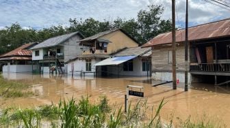 Suasana permukiman yang terendam banjir di Menyumbung Tengah, Kecamatan Sintang, Kabupaten Sintang, Kalimantan Barat, Senin (10/10/2022).  ANTARA FOTO