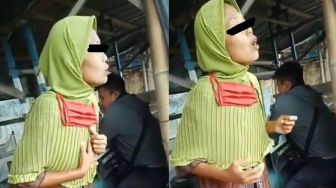 Rusuh! Emak-emak Nyanyi sampai Perlihatkan Celana Dalam saat Ditagih Utang, Tuai Perdebatan