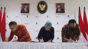 Menteri Koordinator Bidang Pembangunan Manusia dan Kebudayaan Muhadjir Effendy (kiri)  Menteri Pendayagunaan Aparatur Negara dan Reformasi Birokrasi (PANRB) Abdullah Azwar Anas (kanan), Menteri Ketenagakerjaan Ida Fauziyah (dua kanan) dan Menteri Agama Yaqut Cholil Qoumas (kanan) menandatangani Surat Keputusan Bersama (SKB) Libur Nasional dan Cuti Bersama 2023 di Kantor Kemenko PMK, Jakarta, Selasa (11/10/2022). [Suara.com/Oke Atmaja]
