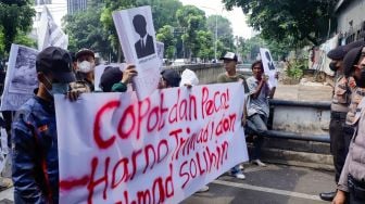 Massa Aliansi Masyarakat untuk Demokrasi (Almadea) menggelar aksi unjuk rasa di depan gedung Kementerian Perhubungan, Jakarta Pusat, Selasa (11/10/2022). [Suara.com/Alfian Winanto]
