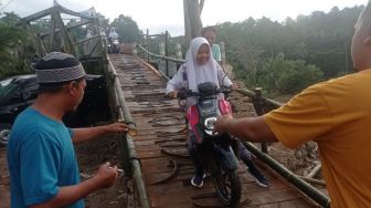 Jembatan Cimandur Terdampak Longsor, Warga Bayah Terisolasi