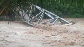 Jembatan Penghubung Antardesa di Lebak Terputus, Akibat Sungai Cimandur Meluap
