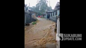 Pemandangan Mengerikan saat Jalan Goalpara Cisarua Jadi Sungai Lumpur, Warga Ungkap Fakta Ini