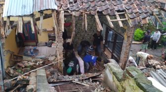 Lereng Setinggi 5 Meter Ambrol, Timpa Rumah Dan Dua Penghuni di Sleman