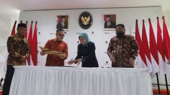 Menteri Koordinator Bidang Pembangunan Manusia dan Kebudayaan Muhadjir Effendy (kiri)  Menteri Pendayagunaan Aparatur Negara dan Reformasi Birokrasi (PANRB) Abdullah Azwar Anas (kanan), Menteri Ketenagakerjaan Ida Fauziyah (dua kanan) dan Menteri Agama Yaqut Cholil Qoumas (kanan) menandatangani Surat Keputusan Bersama (SKB) Libur Nasional dan Cuti Bersama 2023 di Kantor Kemenko PMK, Jakarta, Selasa (11/10/2022). [Suara.com/Oke Atmaja]
