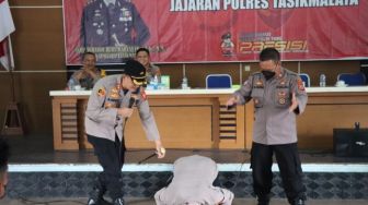 Kapolres Beri Hadiah Umrah Bagi Anggota Babin Berprestasi