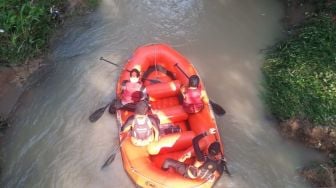 Bocah Yang Hanyut di Sungai Ciliwung Meninggal Dunia, Ditemukan Tersangkut di Bawah Jembatan Kesatuan