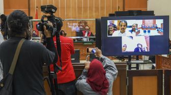 Terdakwa mantan Menteri Pemuda dan Olahraga Roy Suryo menjalani sidang perdana kasus dugaan penistaan agama terkait unggahan meme stupa Candi Borobudur berwajah mirip Presiden Jokowi. Sidang berlangsung secara daring di Pengadilan Negeri Jakarta Barat, Jakarta, Rabu (12/10/2022).[ANTARA FOTO/Galih Pradipta/foc].