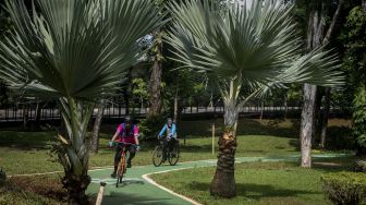 Pesepeda melintas di jalur sepeda Taman Semanggi, Jakarta, Rabu (12/10/2022). [ANTARA FOTO/Aprillio Akbar/foc].