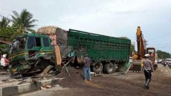 Truk Bawa Cangkang Sawit Terguling di Aceh, Kemacetan Panjang Terjadi