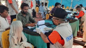 Edukasi Kesehatan Masyarakat di Pos Pengungsian Korban Banjir Pakistan