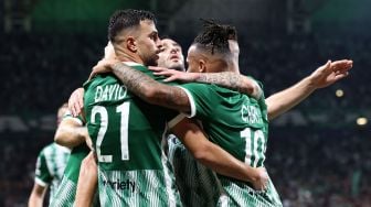 Para pemain Maccabi Haifa merayakan gol mereka selama pertandingan sepak bola grup H Liga Champions UEFA antara Maccabi Haifa melawan Juventus di Sammy Ofer Stadium, Haifa, Israel, Rabu (12/10/2022) dini hari WIB. RONALDO SCHEMIDT / AFP