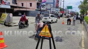 Kondisinya Cukup Parah, Jalan Berlubang di Bontang Malah Ditambal Pakai Aspal Sisa