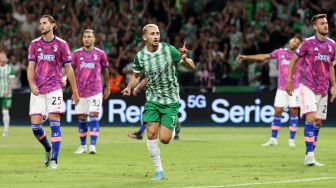 Gelandang Maccabi Haifa Israel Omer Atzili merayakan golnya selama pertandingan sepak bola grup H Liga Champions UEFA antara Maccabi Haifa melawan Juventus di Sammy Ofer Stadium, Haifa, Israel, Rabu (12/10/2022) dini hari WIB. RONALDO SCHEMIDT / AFP
