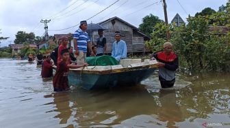 Kisah Warga Putussibau di Tengah Banjir, Terpaksa Membawa Jenazah Menggunakan Perahu