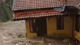 Viral, Video Detik-detik Rumah Tergerus Aliran Sungai di Bogor, Warga: Allahuakbar