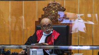 Hakim Ketua Martin Ginting (kiri) memimpin sidang perdana dengan terdakwa mantan Menteri Pemuda dan Olahraga Roy Suryo di Pengadilan Negeri Jakarta Barat, Jakarta, Rabu (12/10/2022). [ANTARA FOTO/Galih Pradipta/foc]