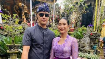 Rayakan Ultah ke-13 Pernikahan, Happy Salma Pasang Foto Lawas Saat Dinikahi Pangeran Bali