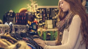 4 Manfaat Thrifting atau Belanja Baju Bekas Bermerk
