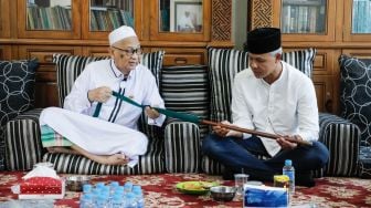 Sowan ke Tuan Guru Syaifuddin Zuhri, Ganjar Pranowo Disambut Hangat