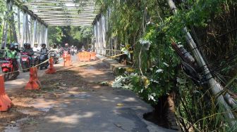 Jalan Longsor di Dekat Jembatan Sungai Cisadane Kota Bogor