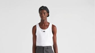 Prada Rilis Tank Top Putih Harga Rp15 Jutaan, Begini Wujudnya!