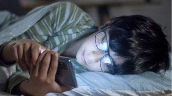 4 Masalah Kesehatan yang akan Terjadi Jika Sering Main HP sebelum Tidur