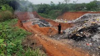 Dedi Mulyadi Temukan Lubang Besar Pembuangan Sampah dan Limbah Ilegal di Purwakarta: Ini Sangat Berbahaya