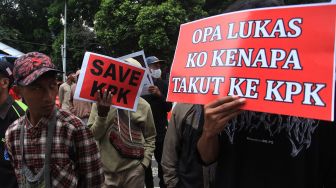 Massa dari Forum Solidaritas Mahasiswa Peduli Pembangunan Tanah Papua, mendesak KPK untuk segera menangkap dan mengadili tersangka Gubernur Papua Lukas Enembe [ANTARA FOTO/Reno Esnir/foc].