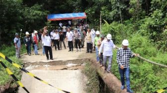 Jembatan Penghubung Antar Desa di Muara Teweh Ambruk, Ini Instruksi Bupati