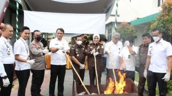 Kejari Batam Musnahkan Barang Bukti Narkoba, Ada Ganja hingga Erimin