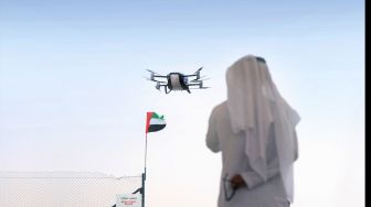 Pengunjung melihat mobil terbang listrik Xpeng X2 saat diuji coba selama pameran teknologi GITEX di Dubai, Uni Emirat Arab, Senin (10/10/2022). [Dubai Chambers / AFP]