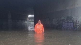 Kolong Tol Meruya Jakarta Barat Kelelep Banjir 1,2 Meter, Warga: Motor Mobil Gak Bisa Lewat!