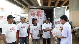 Komunitas Supir Truk Berbagi Sembako Sambil Suarakan Program Ganjar Beli Tanah Dapat Rumah