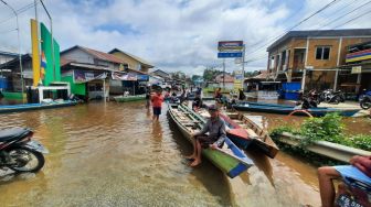 Akses Jalan Putus Akibat Banjir di Sintang, Penambang Sampan Dapat Berkah Angkut Warga Raup Ratusan Ribu Rupiah