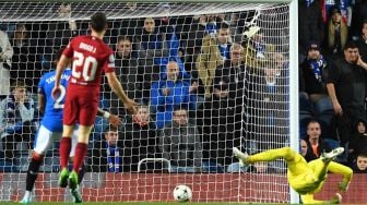 Penjaga gawang Skotlandia, Allan McGregor (kanan) gagal menghentikan penyerang Liverpool Mohamed Salah (tidak terlihat) mencetak gol kelima timnya dalam matchday keempat Grup A Liga Champions antara Glasgow Rangers vs Liverpool di Stadion Ibrox, di Glasgow, pada 12 Oktober 2022 .
ANDY BUCHANAN / AFP.