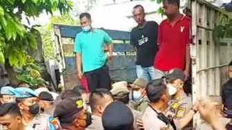 Detik-detik Petugas Gabungan Sibuk Kosongkan Barang-barang di Rumah Wanda Hamidah