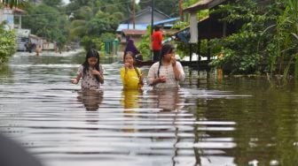 Geobag Tepian Sungai Dinilai tak Maksimal Bendung Luapan Air, Sudah 1 Minggu Banjir Masih Rendam Sintang