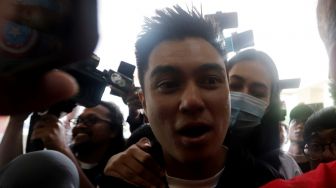 Baim Wong dan istrinya, Paula Verhoeven memenuhi panggilan Polres Jakarta Selatan terkait kasus prank KDRT hari ini, Kamis (13/10/2022). [Suara.com/Oke Atmaja]