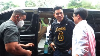 Baim Wong memenuhi panggilan Polres Jakarta Selatan terkait kasus prank KDRT hari ini, Kamis (13/10/2022). [Suara.com/Oke Atmaja]