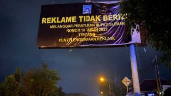 Tak Berizin, Sat Pol PP Sleman Copot Papan Reklame di Denggung