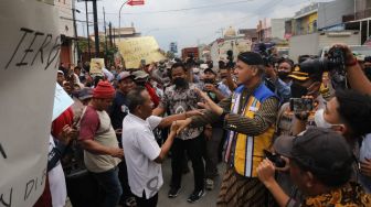 Ganjar Turun Tangan Temui Warga yang Demo Soal Jalan Ditutup KAI