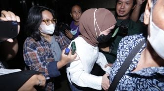 Lesti Kejora mendatangi Polres Jakarta Selatan, Kamis (13/10/2022) saat Rizky Billar diumumkan ditahan selama 20 hari ke depan. [Suara.com/Oke Atmaja]