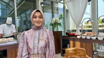 Busana Kerah Tinggi dan Turtleneck Jadi Tren Modest Fashion, Desainer: Gampang Ikat Jilbab ke Belakang