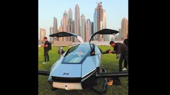 Penampakan mobil terbang listrik Xpeng X2 yang akan diuji coba selama pameran teknologi GITEX di Dubai, Uni Emirat Arab, Senin (10/10/2022). [Dubai Chambers / AFP]