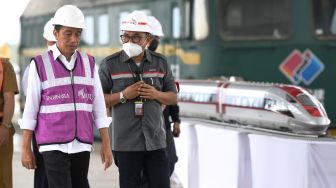 Presiden Joko Widodo (kiri) mendapatkan penjelasan dari Direktur Utama PT Kereta Cepat Indonesia China (KCIC) Dwiyana Slamet Riyadi (kanan) saat meninjau proyek Kereta Cepat Jakarta Bandung di Stasiun Tegalluar, Kabupaten Bandung, Jawa Barat, (13/10/2022). [ANTARA FOTO/Hafidz Mubarak/foc].