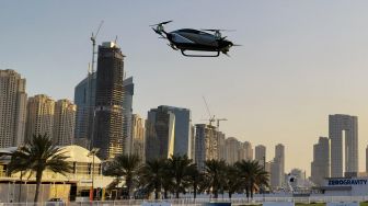 Mobil terbang listrik Xpeng X2 saat diuji coba selama pameran teknologi GITEX di Dubai, Uni Emirat Arab, Senin (10/10/2022). [Dubai Chambers / AFP]
